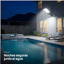 Reflector solar junto a la piscina
